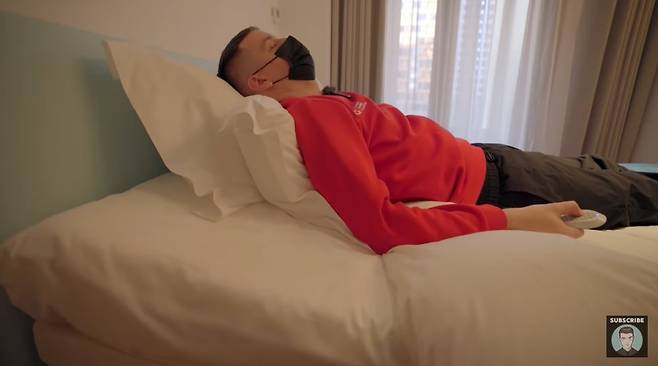 베이징 겨울올림픽 선수 숙소에 설치된 전자동 침대. [유튜브 '더 차이나 트래블러' 캡처]