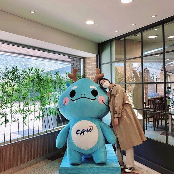 중학대학교 전통예술학부에 재학 중인 김다윤(23)씨가 지난해 11월 교내 학생식당에 있는 대형 푸앙이 인형 옆에서 포즈를 취하고 있다. [사진 김다윤]