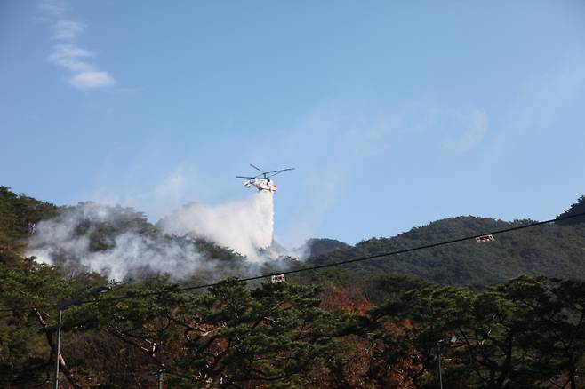 산림청 헬기의 산불 진화 장면.  산림청 산림항공본부 제공