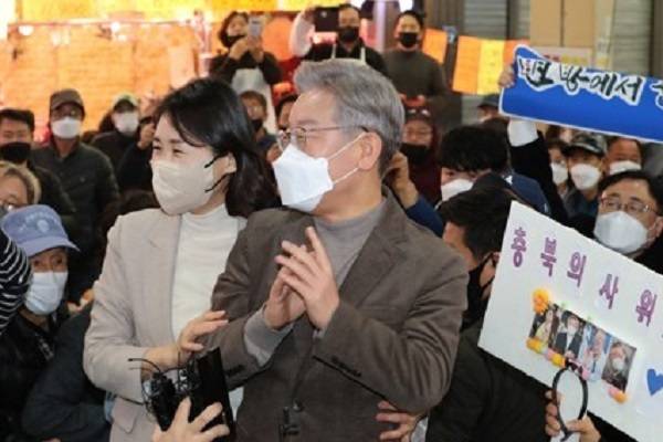 더불어민주당 이재명 대선후보가 지난해 11월 21일 부인 김혜경 씨와 함께 충북 청주시 상당구 육거리종합시장을 방문, 지지를 호소하고 있다. / 사진 = 연합뉴스