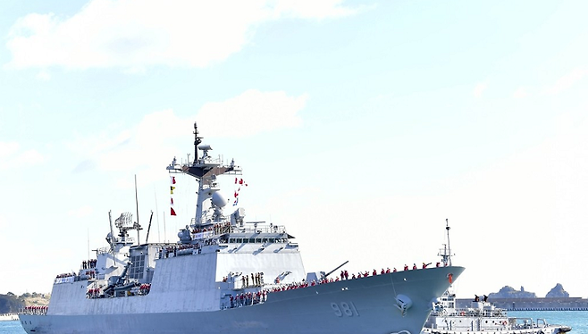 작년 11월 12일 해부대 36진 최영함이 12일 해군 부산작전기지에서 파병 임무를 위해 출항하고 있다. / 사진 = 연합뉴스