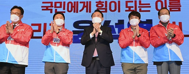 국민의힘 윤석열 대선 후보가 26일 오후 서울 영등포구 중소기업중앙회에서 열린 국민의힘 국회의원ㆍ원외당협위원장 필승결의대회에서 박수치고 있다.