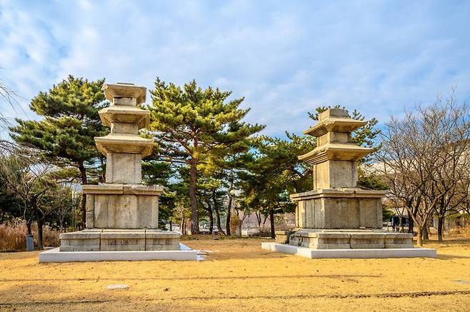 [서울=뉴시스] 국립중앙박물관 석탑정원에 놓인 갈항사 동서 삼층석탑 (사진=서울관광재단 제공) 2022.01.30. photo@newsis.com *재판매 및 DB 금지