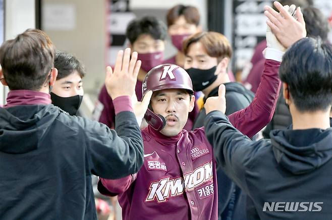 [광주=뉴시스] 류형근 기자 = 30일 오후 광주 북구 광주-기아챔피언스필드에서 열린 KIA 타이거즈 대 키움 히어로즈의 2021프로야구 경기, 2회초 1사 1, 3루에서 키움 3루주자 이용규가 득점한 뒤 하이파이브 하고 있다. 2021.10.30. hgryu77@newsis.com