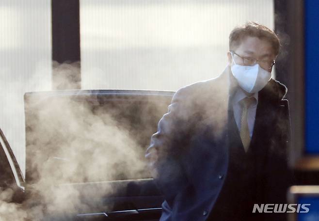 [과천=뉴시스] 고승민 기자 = 김진욱 고위공직자범죄수사처장이 지난 26일 오전 경기도 정부과천청사 공수처로 출근하고 있다. 2022.01.26. kkssmm99@newsis.com