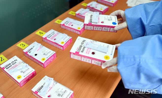[광주=뉴시스] 류형근 기자 = 코로나19 오미크론 변이바이러스 급증으로 광주지역 검사방식이 고위험군 중심으로 변경된 26일 오전 광주 서구 선별진료소 옆에 설치된 '신속항원검사소'에 자가검사키트가 번호별로 분류돼 있다. 2022.01.26. hgryu77@newsis.com