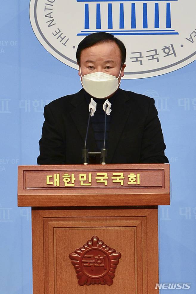 [서울=뉴시스] 최진석 기자 = 김재원 국민의힘 클린선거전략본부장이 5일 서울 여의도 국회에서 도이치모터스 관련 공정한 수사를 촉구하는 기자회견을 하고 있다. (공동취재사진) 2021.12.05. photo@newsis.com
