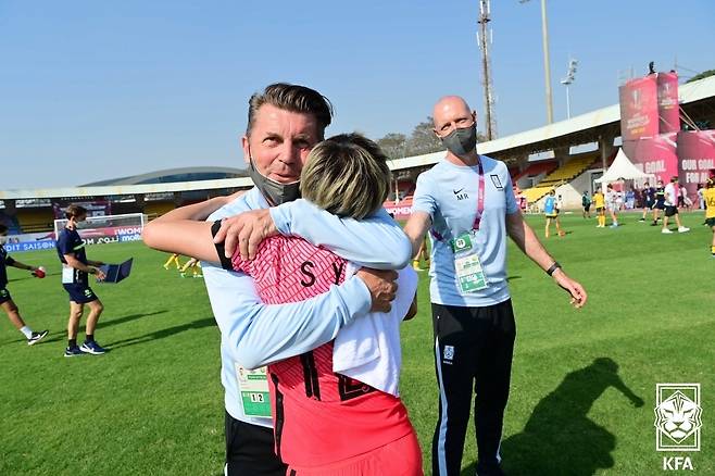 지소연과 포옹하는 콜린 벨 감독 [대한축구협회 제공. 재판매 및 DB 금지]