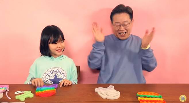 팝잇 대결에서 라임양을 이긴 이재명 후보 (사진=라임튜브 갈무리)