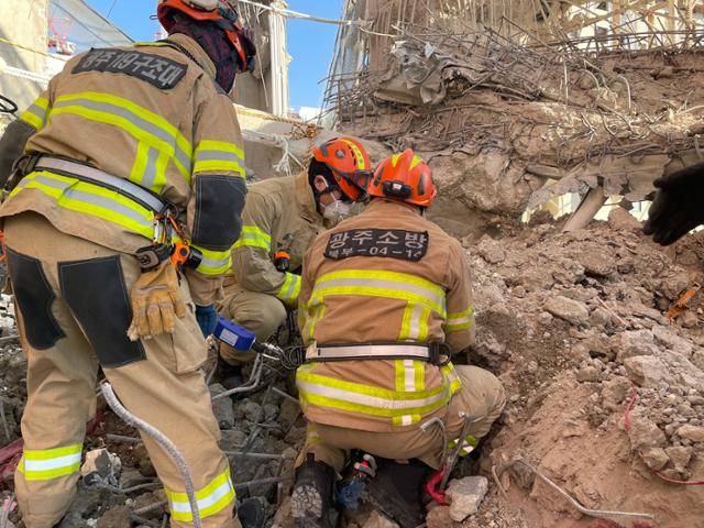 31일 광주 서구 화정동 현대산업개발 아이파크 아파트 신축공사 29층 붕괴지점 현장에서 수습당국이 실종자 수색 작업을 벌이고 있다. 소방청 제공