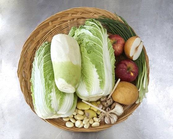 소쿠리에 배추김치를 담그는 데 필요한 배추·쪽파·마늘·배 등의 재료가 담겼다.