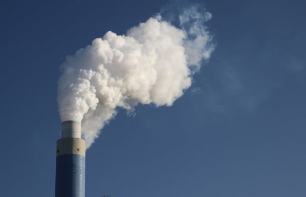 수증기를 뿜어내는 한 석탄화력발전소 모습. 사진=게티이미지뱅크