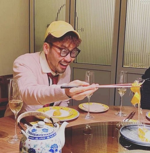Broadcaster Noh Hong-chul, 42, confessed to the sharp weight gain.Noh Hong-chul posted several photos on his 31st day through his instagram, saying, We promise to eat 7 days a week + 3rd rice cake = 8kg.The photo shows Noh Hong-chul laughing brightly while holding a sweet potato pas with chopsticks.In another photo, Noh Hong-chul is smiling with a hodok in one hand, and his plump balls seem to have gained some weight.On the other hand, Noh Hong-chul is about to broadcast the first SBS New Years special entertainment Circle House on February 3.