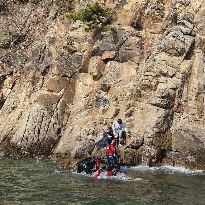 보령해경이 31일 오후 2시 30분께 충남 보령시 대천해수욕장 인근 갯바위에 고립된 남성 2명을 구조하기 위해 갯바위로 접근하고 있다.(사진=보령해양경찰서 제공) *재판매 및 DB 금지