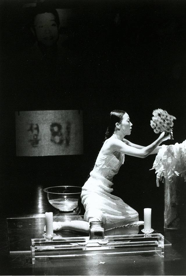 ▲사진6. <서울 가는 길> 음악 윤이상 "가곡"(1972), 영상 이응노 "춤", 의상 김명숙, 출연:주재만, Benedetta Capanna, Bryon Carr, 정혜정, Bessie Schonberg, Dance Theater Workshop, 1997, 5 7-10 ⓒJack Vartoogian