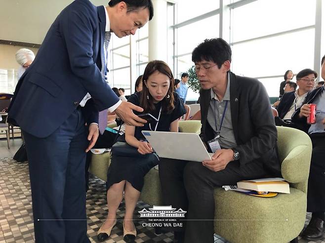 - ‘대통령의 말’을 쓰는 일은 시간과 때와 장소가 없습니다. #한-멕시코전_시작직전 #열일하는_신동호_연설비서관 #언제어디서나_노트북필수 청와대 페이스북.