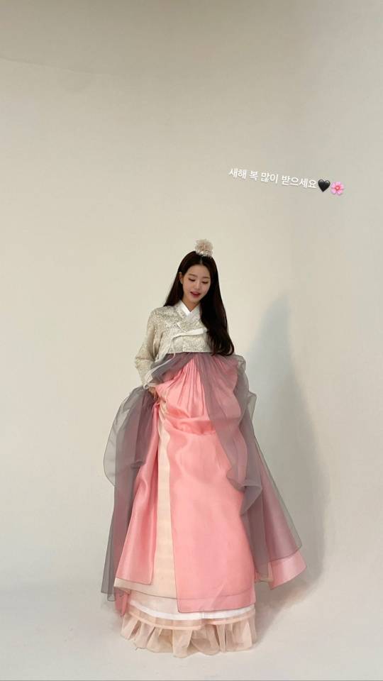 Group IVE Jang Won-young boasted a fine hanbok figure.Jang Won-young posted a picture of his instagram story on the 1st of the day wearing a hanbok with a greeting Happy New Year.In the open photo, Jang Won-young is wearing a shiny ivory jacket with beads and a light pink skirt and holding a skirt with both hands.With his long straight hair and headdress, he posted a photo of him tripled with a heart emoticon and boasted a beautiful hanbok figure.Meanwhile, IVE, which Jang Won-young belongs to, debuted to Eleven last December.