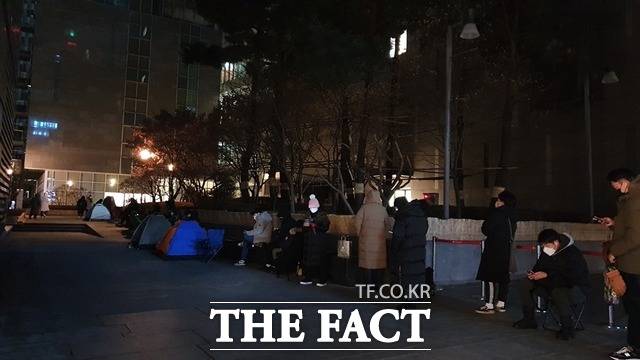 지난달 23일 오전 6시 50분, 해가 뜨기도 전에 영등포구 신세계백화점 타임스퀘어점은 롤렉스 오픈런을 하는 사람들이 줄을 서서 기다리고 있다. /신정인 인턴기자