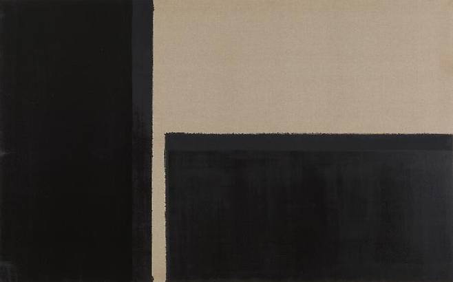 윤형근의 '청다색 Burnt Umber & Ultramarine Blue'. 윤형근은 캔버스 위에 넓은 붓으로 암갈색이나 청색 물감을 내리긋는 방식으로 작업했다. 김영나 서울대 고고미술사학과 명예교수는 그의 작업이 1950년대 미국 화가 마크 로스코나 모리스 루이스를 연상케 하는 동시에 수묵의 번짐과도 가깝다고 봤다. /국립현대미술관