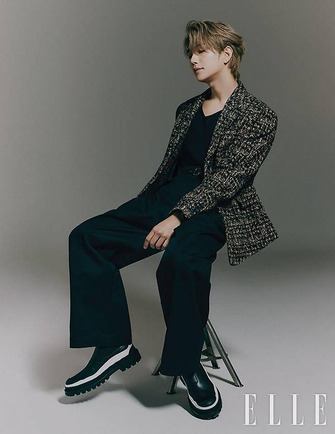 조슈아가 입은 재킷은 Seen. 팬츠는 JW Anderson. 슈즈는 Dior Men.