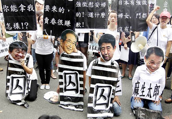2013년 대만에서 벌어진 반일 시위. 사진 왼쪽부터 하시모토 도루 당시 오사카 시장, 이시하라 신타로 전 도쿄도지사, 아베 신조 당시 총리, 아소 다로 당시 부총리 / 사진 = 로이터