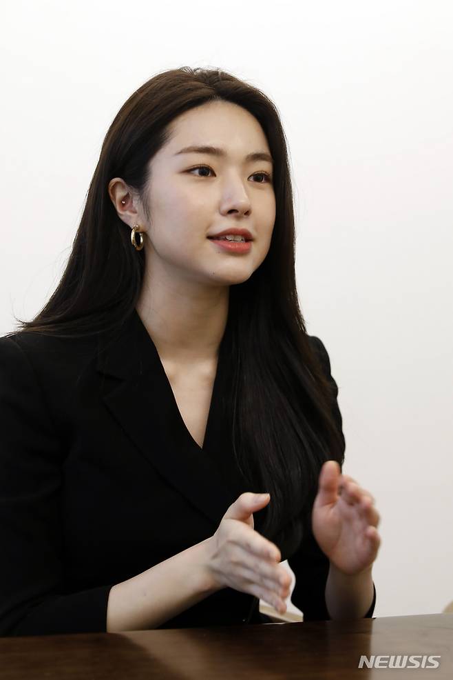 [서울=뉴시스] 고승민 기자 = 배우 하영이 지난달 26일 서울의 한 카페에서 뉴시스와 인터뷰하기 전 포즈를 취하고 있다. 2022.02.02. kkssmm99@newsis.com