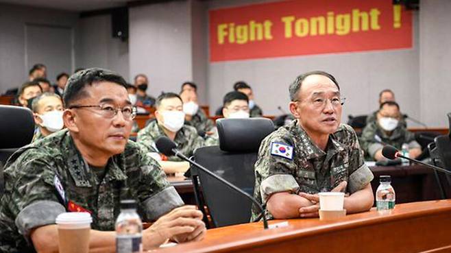 이승도 전 해병대 사령관(왼쪽)과 부석종 전 해군 참모총장(오른쪽)