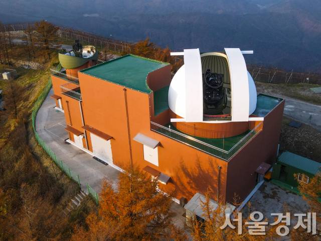 전자광학위성감시체계의 전경. 이 체계는 한반도 상공을 통과하는 인공위성의 첩보활동 감시와 우주물체 탐지·추적 임무를 수행하여 우리 군의 주요 우주자산을 보호하게 된다/사진제공=공군