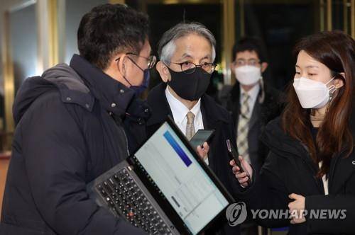 외교부, 아이보시 고이치 주한일본대사 초치 (서울=연합뉴스) 박동주 기자 = 일본 정부가 일제강점기 조선인 징용 현장인 사도 광산을 유네스코 세계문화유산으로 추천하기로 한 28일 아이보시 고이치 주한일본대사가 외교부 청사로 초치되고 있다. 2022.1.28 pdj6635@yna.co.krr