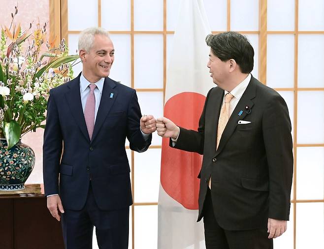 (도쿄 교도=연합뉴스) 람 이매뉴얼 주일 미국대사가 부임 9일 만인 1일 하야시 요시마사 일본 외무상을 예방해 주먹인사를 나누고 있다. 그의 왼쪽 가슴에 달린 '블루리본' 배지가 눈길을 끈다. 이 배지는 북한에 의한 일본인 납치 문제를 상징한다.