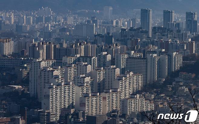 사진은 이날 오전 서울 용산구 서울 N타워에서 바라본 아파트 단지의 모습. 2022.2.2/뉴스1 © News1 이재명 기자