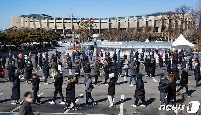 신종 코로나바이러스 감염증(코로나19) 신규 확진자가 20,270명 발생한 2일 서울 송파구 잠실종합운동장 제2주차장에 마련된 임시선별검사소에서 시민들이 검사를 받기 위해 줄을 서 있다. 2022.2.2/뉴스1 © News1 이재명 기자