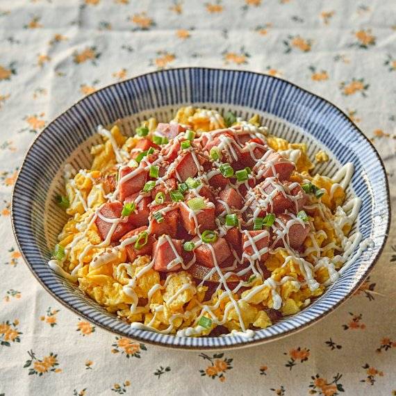 스팸, 달걀, 마요네즈를 활용해 '단짠'의 정석 스팸마요덮밥을 만들어보자. 마요네즈를 듬뿍 뿌리면 고소한 풍미가 더해진다. 사진 제공 우리의식탁