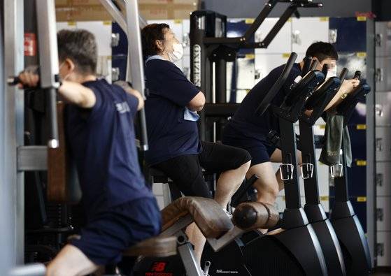 서울의 한 헬스장에서 시민들이 운동을 하고 있다. [연합뉴스]