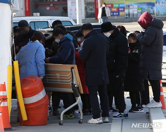 [강릉=뉴시스] 김경목 기자 = 설 연휴 마지막 날인 2일 오후 시민들이 강원 강릉시 내곡동 보건소 선별 진료소에서 코로나19 진단검사와 신속항원검사를 받기 위해 줄을 서 자신의 차례를 기다리고 있다. 강릉시에 따르면 이날 오후 4시 기준 56명의 확진자가 발생했다. 누적 확진자 수는 2201명으로 늘었다. 2022.02.02. photo31@newsis.com