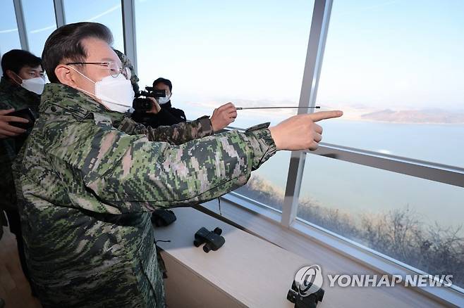 군 경계 관련 설명 듣는 이재명 대선후보 더불어민주당 이재명 대선후보가 지난 1월 28일 경기도 김포시 애기봉평화생태공원 해병대 2사단을 방문, 군 경계 지역에 관한 설명을 듣고 있다. [연합뉴스 자료사진]