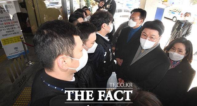 국회 법제사법위원회 소속 국민의힘 의원들이 3일 오전 '성남FC 불법 후원금 수사 무마 의혹'에 대해 경기도 성남시 수원지방검찰청 성남지청을 항의 방문하고 있다. 사진은 국민의힘 소속 의원들이 박은정 성남지청장과 면담을 요청하고 있는 모습. /국회사진취재단