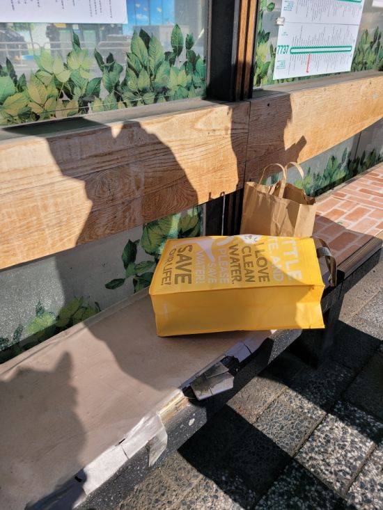 3일 기자가 찾은 신촌오거리. 현대백화점 중앙버스정류소 모습. 쓰레기가 방치되는 것은 물론 의자 바닥 타일이 떨어지는 등 관리가 엉망이다.