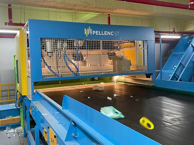 도봉구 자원순환센터에 설치된 광학 선별기. 할로겐 불빛을 투과해 페트(PET)와 피이(PE) 소재의 폐기물을 걸러내고 있다. 김민제 기자