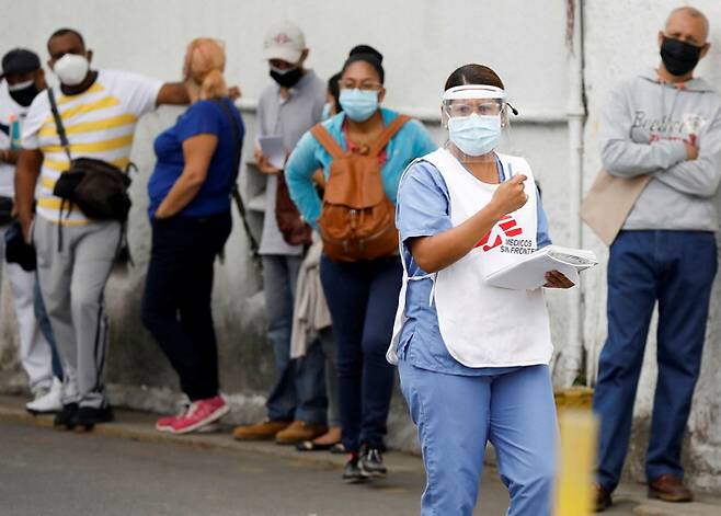 국경없는 의사회(MSF)의 의료진이 1월 28일 베네수엘라 카라카스에서 코로나19 환자들의 정신건강 진료를 위해 등록을 하고 있다. 카라카스/로이터 연합뉴스