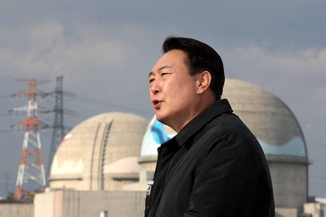 윤석열 국민의힘 대선 후보가 지난해 12월29일 오후 경북 울진군 북면 한울원자력본부를 방문해 현재 건설이 중단된 신한울원전 3, 4호기 부지를 둘러 본 뒤 발언하고 있다. 사진 뒤로 보이는 원자력 발전소 돔은 공정률 99%에 시험 운전 중인 한울 1, 2호기다. 울진/ 김봉규 선임기자 bong9@hani.co.kr