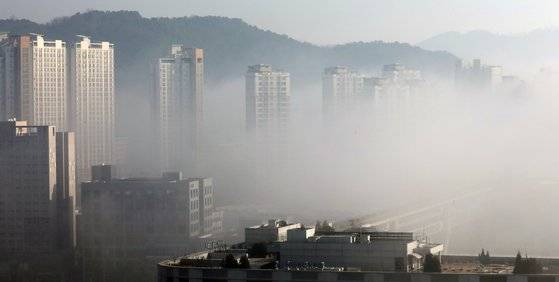 새 아파트 공급이 많은 세종시의 아파트값이 약세를 이어가고 있다. 세종시 밀마루전망대에서 바라본 정부세종청사와 인근 아파트단지.뉴스1