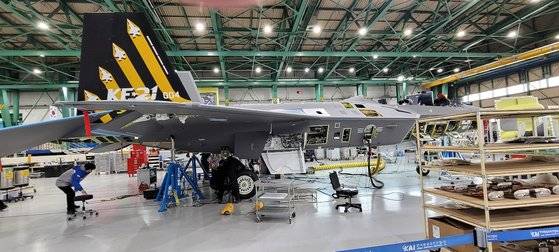 검은색 바탕에 골든색 화살표 문양이 그려진 KF-21 시제 4호기. KAI는 시제기마다 기반 도색과 문양을 다르게 한 뒤 공중에서 가장 눈에 띄지 않으면서도 멋있게 보이는 것을 선택할 계획이다.