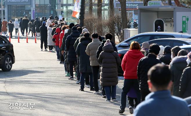 지난 2일 서울 송파구올림픽공원에 마련된 임시 선별검사소에서 시민들이 줄을 서서 검사 순서를 기다리고 있다. /권도현 기자