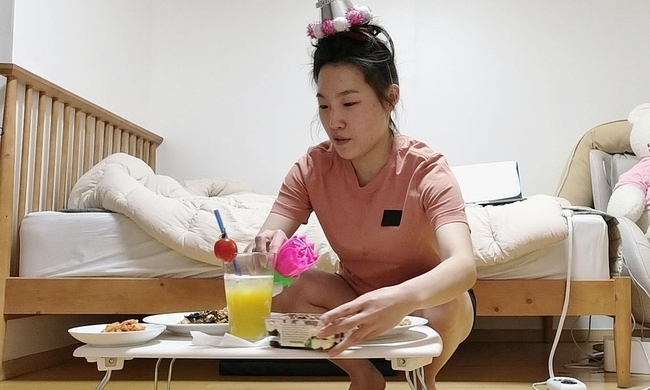 I Live Alone Lee Eun-ji is the top model in the biggest challenge of life.MBC I Live Alone (director Huh Hang Kim Ji-woo Kang Ji-hee), which will be broadcast at 11:20 p.m. on February 4, will reveal a party Hansang completed with Lee Eun-jis convenience store food.Lee Eun-ji will take a look at the top model of cooking in earnest.He has always solved his meal with milky and delivery food, and he suddenly wonders why he opened his eyes to cooking.Especially, because of the cooking and wall, the frying pan that was always sealed in the washing machine is surprised to find its place on the gas range.Lee Eun-ji, This is the first day that fits in after independence. He hints at a special party plan that he prepared for cooking, celebration, performance, and the main character (?).The ingredients prepared for the party are not different from convenience store standard.As the wonders soar, the flour and various vegetables that remind me of holiday food appear in succession and steal my gaze.Lee Eun-ji will notice the Moonlighting recipe, which transforms convenience store food into a holiday taste, capturing the attention of viewers who live alone.It is expected to shoot salivary glands and laughter buttons at the same time by adding a frenzied cocktail shake that does not attract the excitement.Lee Eun-jis shit hand moment, which captures the ankle of the overflowing passion and Moonlighting recipe, is captured and steals attention.Even in simple recipes, I fell into trouble as if I had faced the biggest difficulty of my life, and I was greeted with a spicy party eve with storm tears due to the bombing of red pepper powder during cooking.