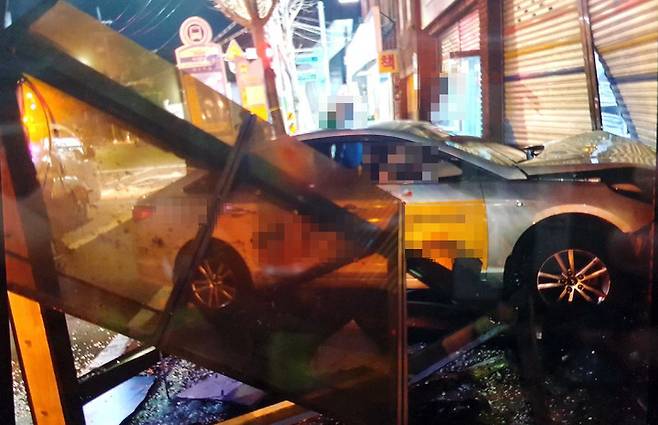 [부산=뉴시스] 2일 밤 부산 연제구의 한 도로에서 택시가 버스승강장 시설물과 상점 출입문을 잇달아 들이받았다. (사진=부산경찰청 제공) *재판매 및 DB 금지