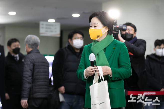 심상정 정의당 대선후보가 3일 저녁 서울 영등포구 KBS 공개홀에서 열린 방송 3사 합동 초청 대선후보 토론회에 참석하기위해 도착하고 있다. 국회사진취재단