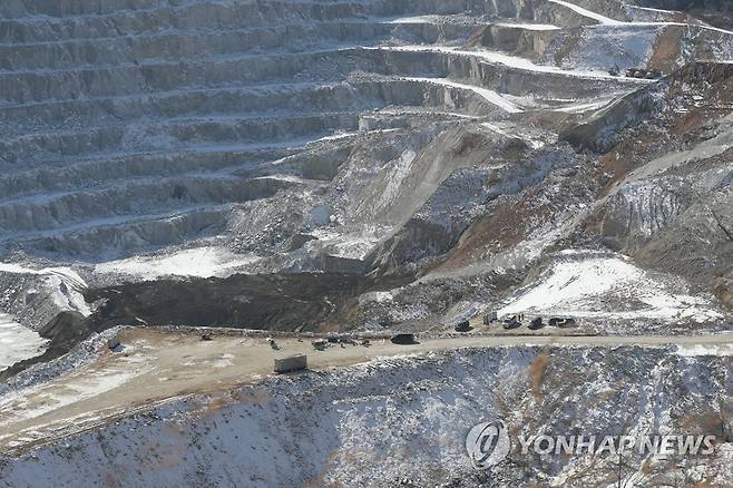 채석장 붕괴사고 합동감식 (양주=연합뉴스) 임병식 기자 = 3일 경기도 양주시 은현면 삼표산업 양주사업소에서 합동감식 관계자들이 현장으로 이동하고 있다. 
    지난달 29일 삼표산업 채석장에서 30만㎥의 토사가 붕괴하면서 작업자 3명이 매몰돼 숨졌다. 2022.2.3 andphotodo@yna.co.kr