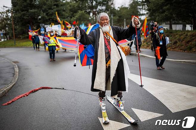 티베트인 500여명이 스위스 로잔의 국제올림픽위원회(IOC) 본부 앞에서 "베이징 동계올림픽은 대량학살 게임"이라고 주장하는 등 중국의 올림픽 유치에 항의하는 시위를 벌였다. © AFP=뉴스1
