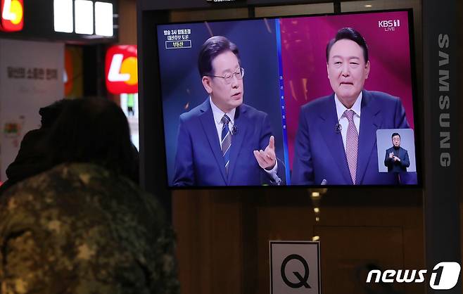 3일 서울역 대합실에서 시민들이 2022대선 4자 대통령후보초청 방송토론을 시청하고 있다. 2022.2.3/뉴스1 © News1 박세연 기자